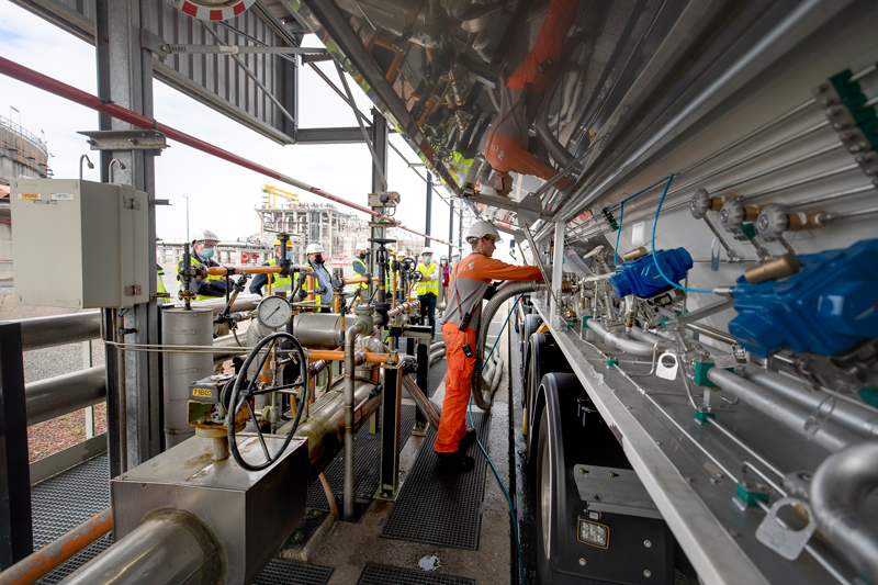 Customer Prima LNG loading the LNG container at the Zeebrugge LNG terminal 